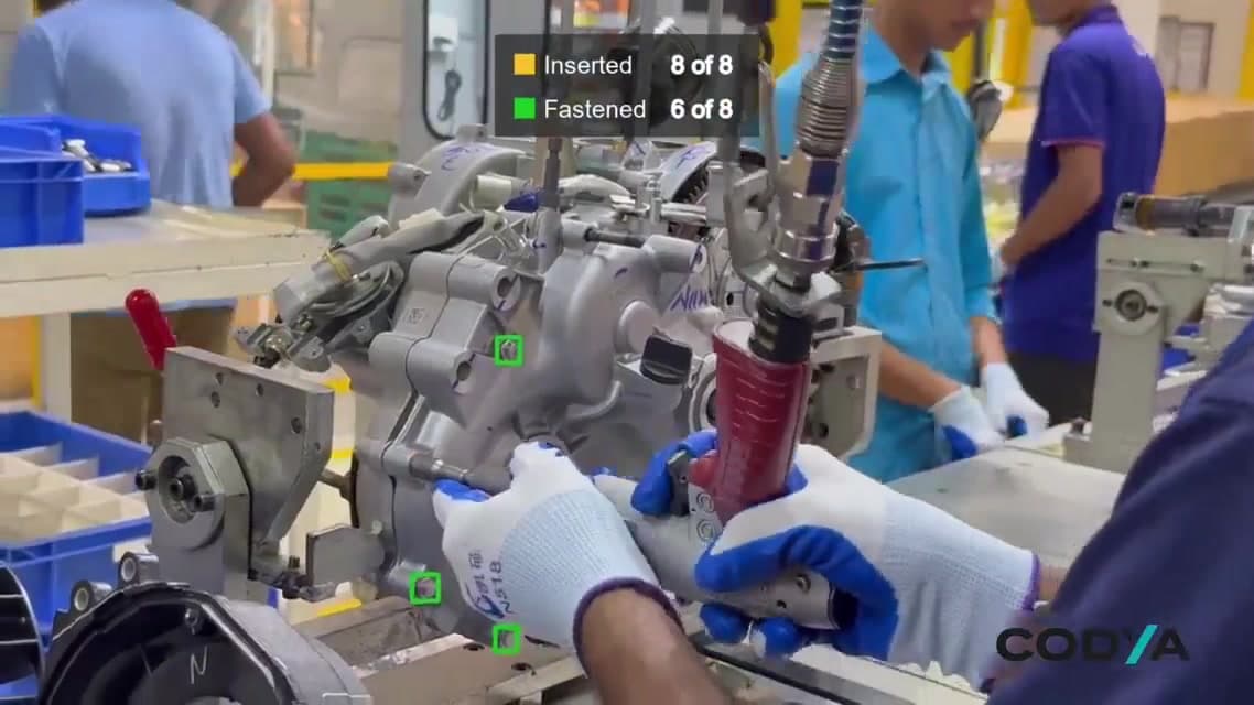 Sistema de visão computacional acompanhando a montagem de uma transmissão automotiva, contando em tempo real quantos parafusos foram inseridos e quantos foram efetivamente apertados dos 8 pontos de fixação